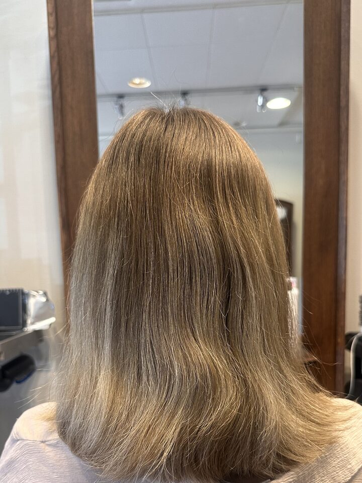 Short hair with a warm tone and regrowth before the treatment